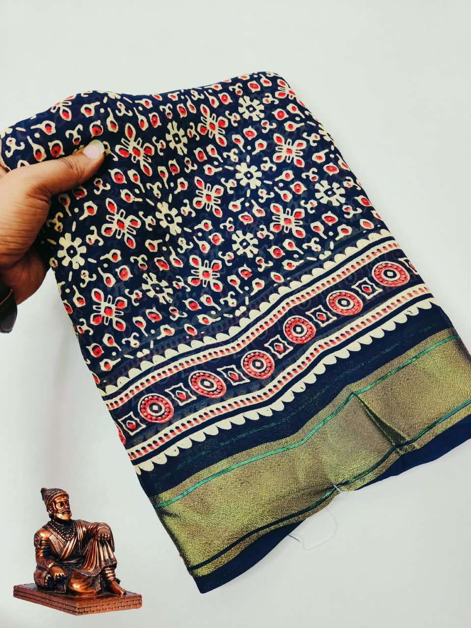 KALINI CATALOGUE SIMPLE YET ELEGANT PURE DOLL MOSS FABRIC SAREE WHOLRSALE IN SURATKALINI CATALOGUE SIMPLE YET ELEGANT PURE DOLL MOSS FABRIC SAREE WHOLRSALE IN SURAT